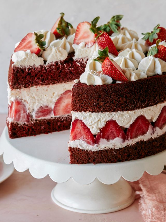 Red Velvet Strawberrry Cake